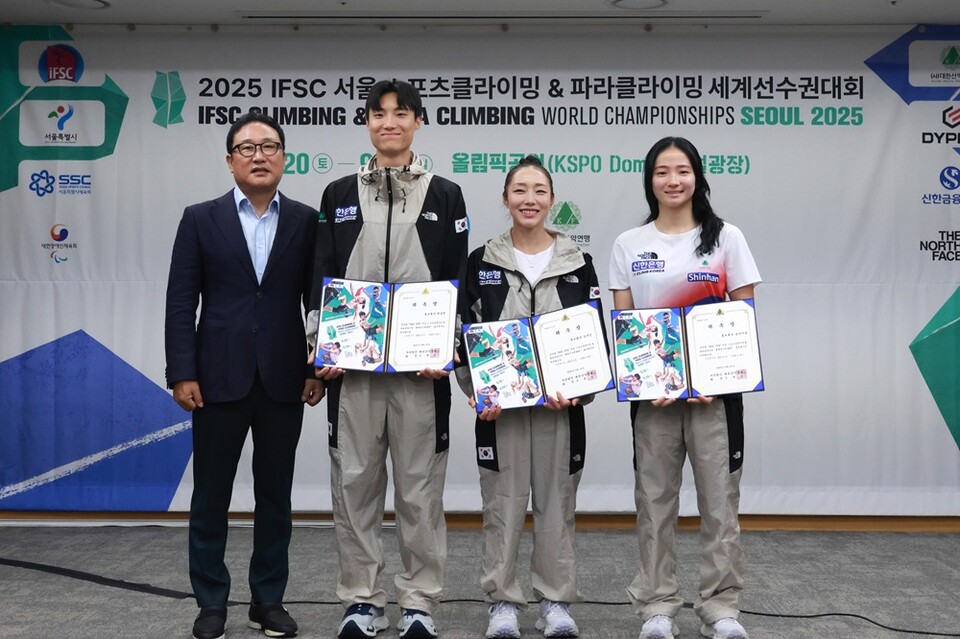 조좌진 회장(왼쪽부터), 천종원, 김자인, 성한아름이 홍보대사로 위촉된 뒤 기념 촬영하고 있다. /대한산악연맹 제공