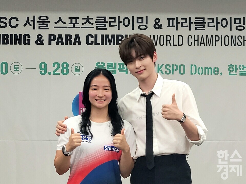 성한아름(왼쪽)과 성한빈이 미디어데이를 앞두고 기념 촬영하고 있다. /신희재 기자