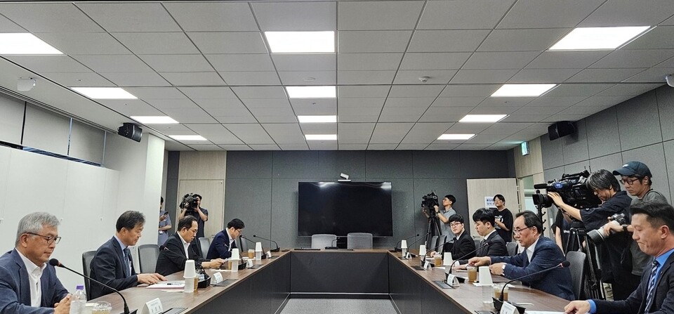 이형훈 보건복지부 제2차관이 제4차 수련협의체 회의에서 전공의 수련환경 개선에 대해 논의하고 있다./연합뉴스