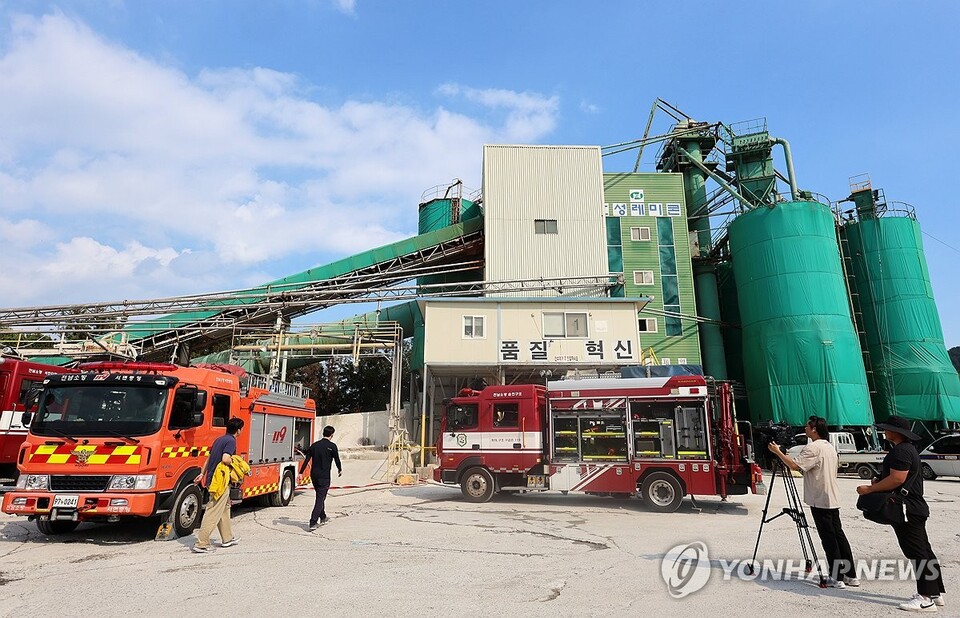 21일 오후 전남 순천시 서면 순천일반산업단지 내 한 레미콘공장에서 간이탱크 청소 작업 중이던 작업자들의 질식 사고가 발생해 119구급대가 출동해 있다. /연합뉴스