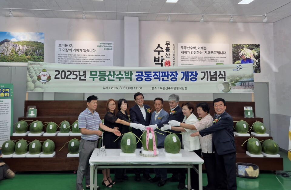 광주광역시는 광주 특산품 ‘무등산수박’을 판매하는 공동직판장이 새 단장을 마치고 21일 문을 열었다./사진=광주광역시