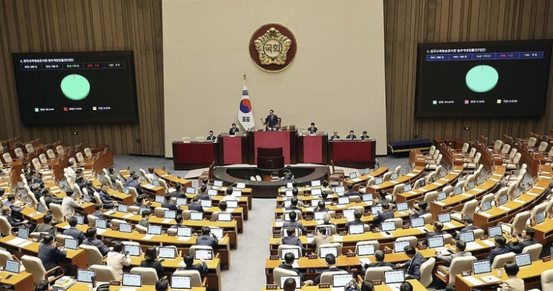 22일 서울 여의도 국회 본회의에서 한국교육방송공사법(EBS법) 개정안이 통과되고 있다./연합뉴스