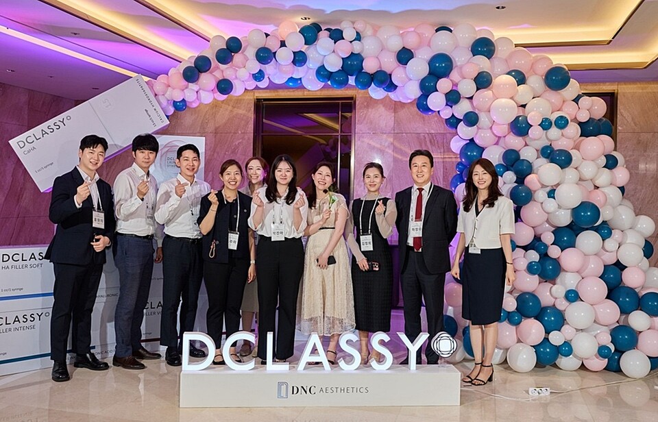 에스테틱 브랜드 ‘디클래시’ 론칭 심포지엄 현장에서 DNC 에스테틱스 임직원들이 포즈를 취하고 있다./DNC 에스테틱스 제공