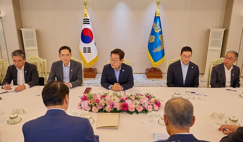 이재명 대통령이 지난 19일 서울 용산 대통령실 청사에서 미일 순방 경제인 간담회를 하고 있다. 오른쪽부터 박지원 두산그룹 부회장 겸 두산에너빌리티 회장, 구광모 LG그룹 회장, 이 대통령, 이재용 삼성전자 회장, 장재훈 현대차 부회장./연합뉴스 