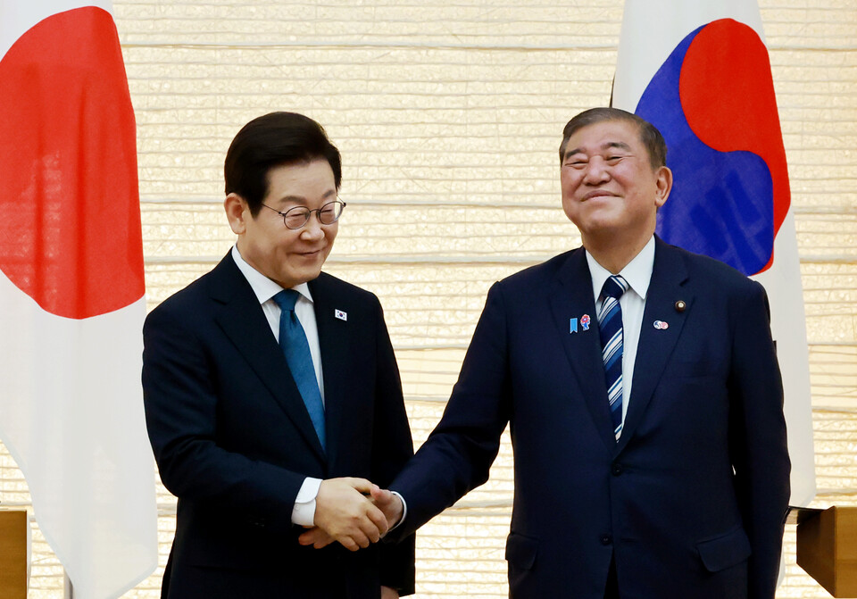 이재명 대통령과 이시바 시게루 일본 총리가 23일 일본 도쿄 총리 관저에서 열린 한일 정상 공동 언론 발표를 마친 뒤 악수하고 있다. 사진=연합뉴스