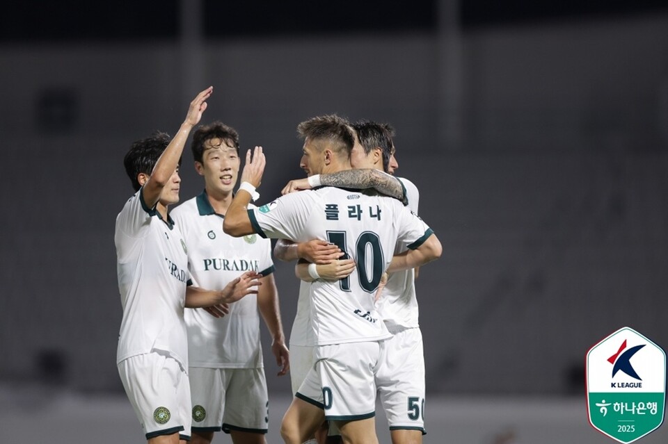 김포 선수단이 플라나의 선제골 직후 모여 기뻐하고 있다. /한국프로축구연맹 제공