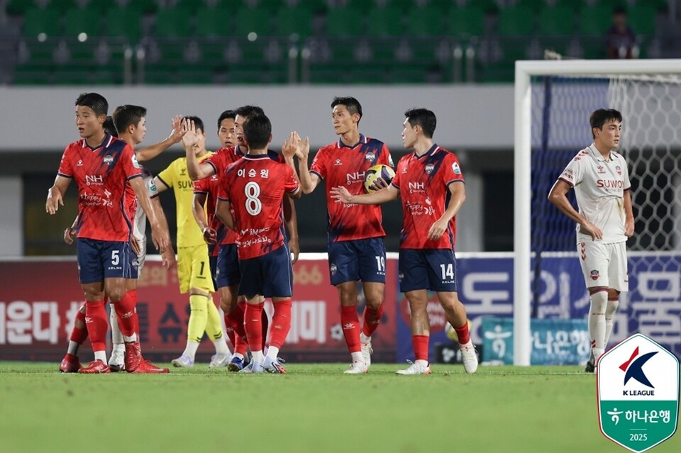 김천 선수단이 득점 직후 모여 기뻐하고 있다. /한국프로축구연맹 제공