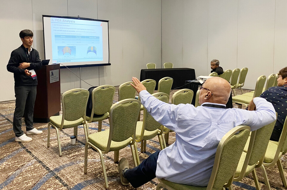 한전KPS 정화준 책임이 48회 미국 진동협회 기술 컨퍼런스에서 기술공유 발표 후 참석자의 질의에 답하고 있다. /사진=한전 KPS