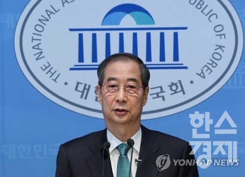 한덕수 전 국무총리가 2일 서울 여의도 국회 소통관에서 대통령 선거 출마를 선언하고 있다. 사진=연합뉴스