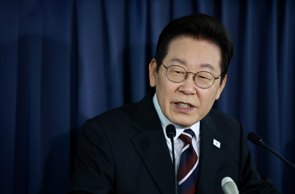 이재명 대통령이 24일(현지시간) 일본 도쿄 하네다공항 이륙 뒤 한미 정상회담을 위해 미국 워싱턴DC로 향하는 공군 1호기 기내에서 기자간담회를 하고 있다. 사진=연합뉴스