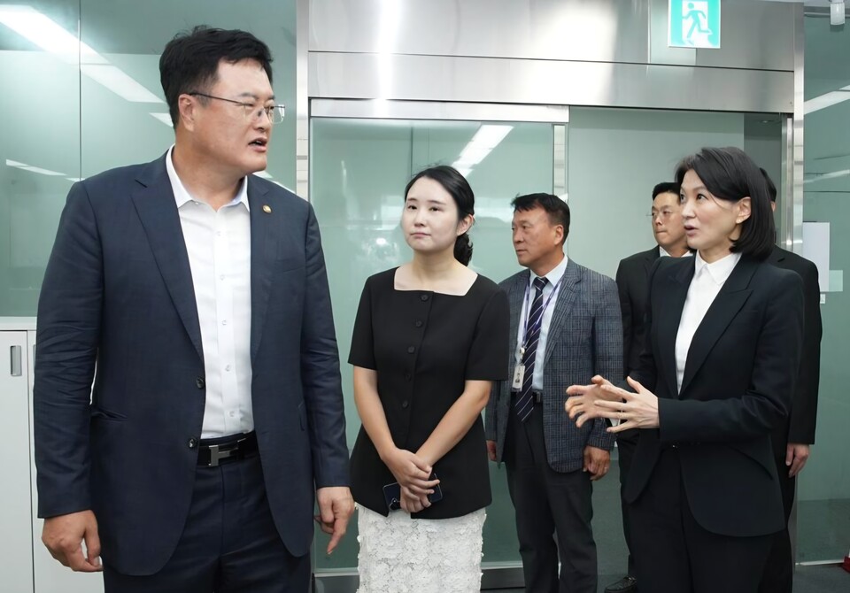 김대현 문화체육관광부 제2차관이 25일 서울 마포구 스포츠윤리센터를 방문해 체육인의 인권 보호와 스포츠 비리 근절 강화를 위한 현장 업무를 점검하고 있다. /문화체육관광부 제공