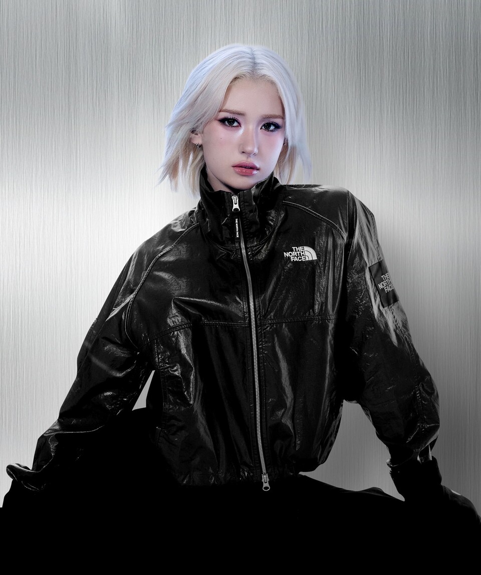 ‘여성용 노벨티 올레마 재킷’ 블랙 색상을 착용한 노스페이스 홍보대사 전소미. /노스페이스 제공