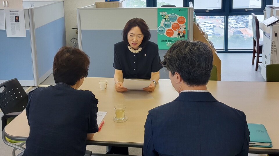 경기도의회 기획재정위원회 부위원장 이혜원 의원(국민의힘, 양평2)은 25일 양평상담소에서 경기북부청 평화기반조성과 담당자들로부터 「경기권 통일플러스센터」 개관 준비와 향후 운영 계획에 대한 업무보고를 받았다./ 이혜원 의원실 제공