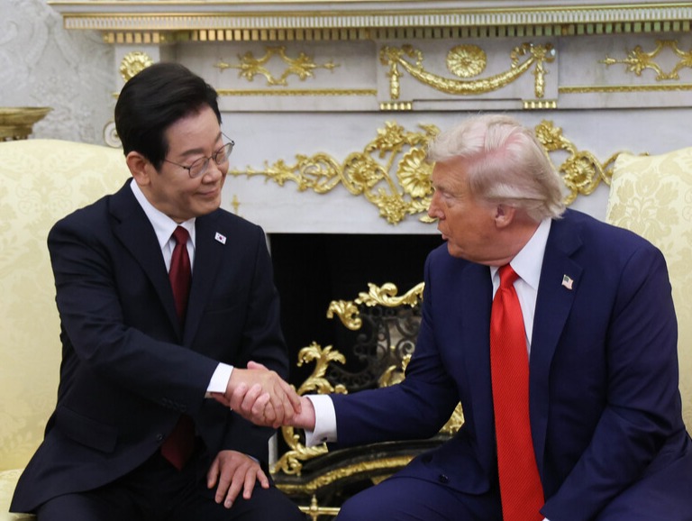 이재명 대통령이 25일(현지시간) 미국 워싱턴 DC 백악관 오벌오피스에서 열린 한미정상회담에서 도널드 트럼프 미국 대통령과 악수하고 있다. 사진=연합뉴스