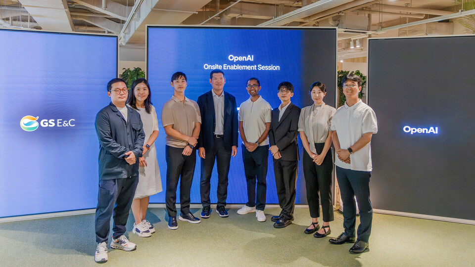 서울 종로구 GS건설 본사서 21일 GS건설 허윤홍 대표(사진 왼쪽 4번째) 및 관계자와 OpenAI 담당자들이 기념사진을 촬영하고 있다./GS건설