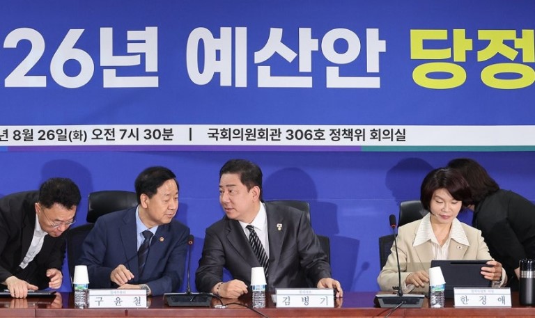 더불어민주당 김병기 원내대표(왼쪽 세번째)와 구윤철 경제부총리 겸 기획재정부 장관(왼쪽 두번째)이 26일 서울 여의도 국회 의원회관에서 열린 2026년 예산안 당정협의회에서 대화하고 있다. /연합뉴스