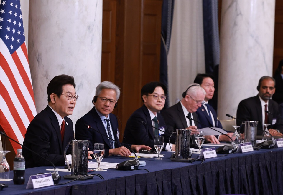 이재명 대통령이 25일(현지시간) 미국 워싱턴DC 윌라드호텔에서 열린 한미 비즈니스 라운드 테이블에서 기조연설을 하고 있다./연합뉴스