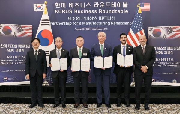 (왼쪽부터) 김정관 산업통상자원부 장관, 황주호 한국수력원자력 사장, 아미르 벡슬러(Amir Vexler) 센트루스 CEO, 하워드 러트닉(Howard Lutnick) 미국 상무부 장관이 25일(현지시간) 미국 워싱턴DC에서 우라늄 농축 투자 협력을 위한 양해각서 및 농축우라늄 공급물량 확대 계약을 체결하고 기념 촬영을 하고 있다. /한국수력원자력 제공 