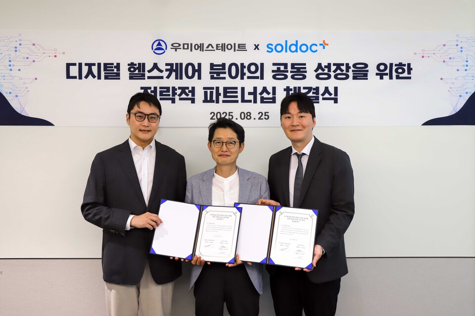 시니어하우징 사업모델 개발 및 운영을 위한 전략적 업무협약을 체결하고 기념사진을 찍고 있다. (왼쪽부터 김민승 솔닥 대표, 김병권 우미에스테이트 대표, 이호익 솔닥 대표./우미에스테이트