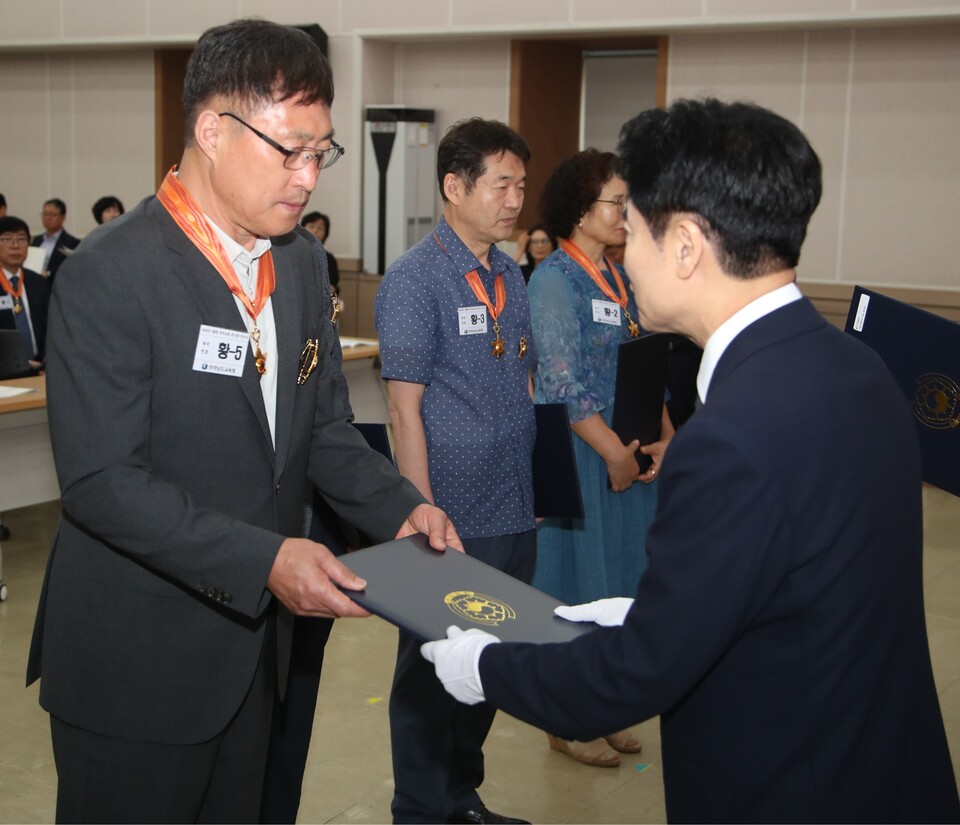 김대중 교육감이 퇴직교원에게 훈장을 전달하고 있다. /사진=전남교육청