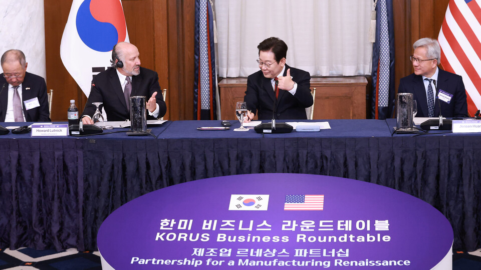 이재명 대통령이 25일(현지시간) 미국 워싱턴DC 윌라드 호텔에서 열린 한미 비즈니스 라운드 테이블에서 하워드 러트닉 미 상무장관의 발언에 엄지손가락을 들어보이고 있다. 왼쪽부터 류진 한국경제인협회장, 하워드 러트닉 미 상무장관, 이 대통령, 젠슨 황 엔비디아 최고경영자. 사진=연합뉴스