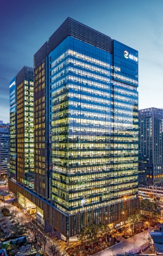 GS건설이 수처리 전문 자회사 GS이니마의 지분 100%를 UAE 아부다비 국영에너지회사에 매각하는 주식매매계약(SPA)를 체결하면서 사업 포트폴리오 재편과 재무안정성 강화에 집중하고 있다. 사진은 GS건설 그랑서울 본사 전경. / 사진=GS건설