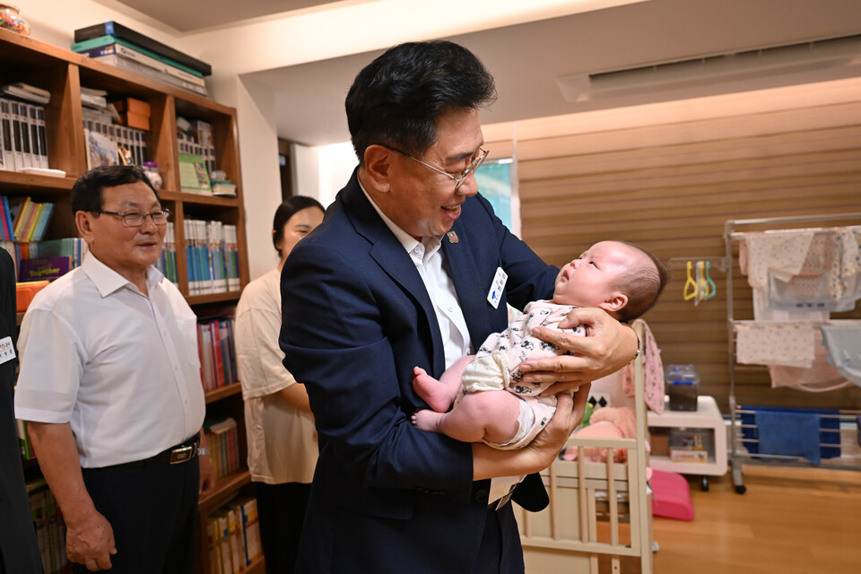 전진선 군수는 “아이들은 양평의 미래이자 모두의 희망”이라며 “자녀 양육에 최선을 다하는 부모님들의 노고에 감사드린다. 군은 앞으로도 다자녀 가정이 행복하고 안정적으로 생활할 수 있도록 세심하게 지원해 나가겠다”고 말했다./ 양평군 제공