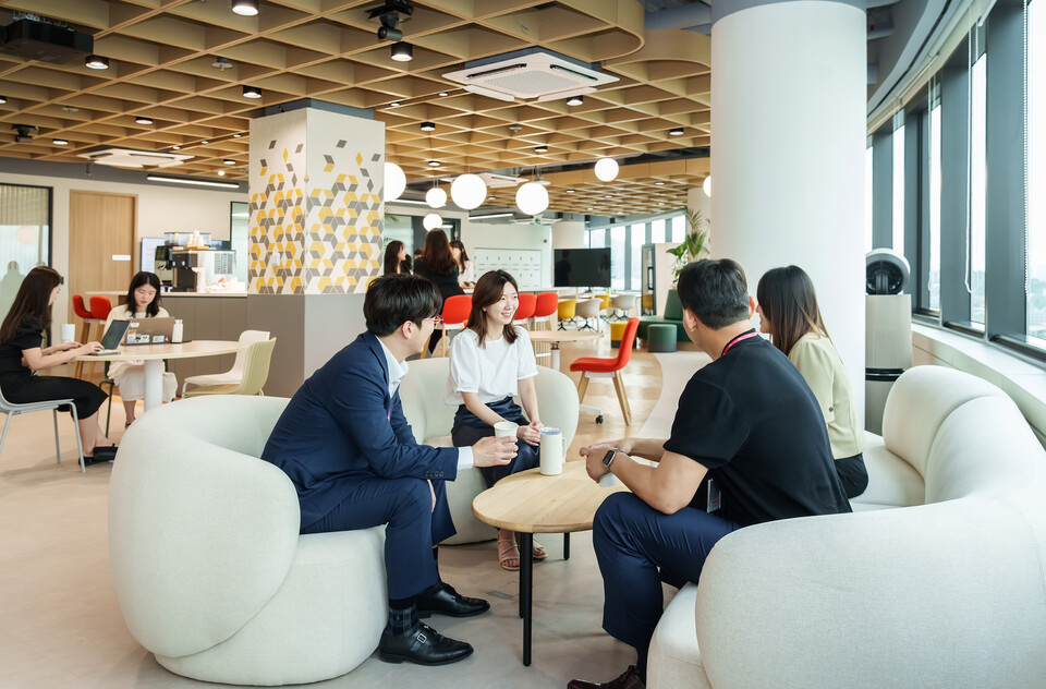 한국릴리 임직원들이 리프레시 공간에서 소통하며 자유롭게 아이디어를 교류하고 있다. /한국릴리 제공