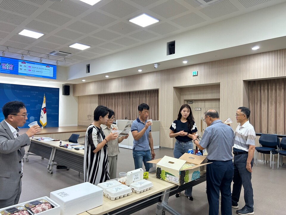 한편, 고향사랑기부제는 개인이 주소지를 제외한 타 지자체에 연간 최대 2,000만 원까지 기부할 수 있는 제도다. 기부자는 10만 원까지는 전액 세액공제를 받을 수 있으며, 초과 금액은 16.5% 세액공제가 적용된다. 또한 기부금액의 30% 한도 내에서 지역 특산물 답례품을 받을 수 있어, 10만 원 기부 시 약 13만 원 상당의 혜택을 누릴 수 있다./ 안성시 제공