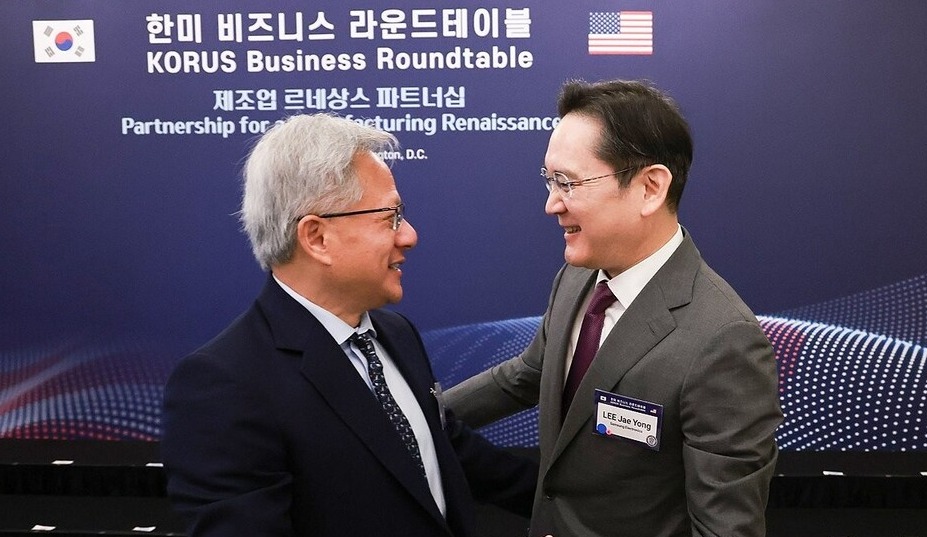 이재용 삼성전자 회장이 25일(현지시간) 미국 워싱턴DC 윌라드 호텔에서 열린 한미 비즈니스 라운드 테이블에서 젠슨 황 엔비디아 최고경영자와 포옹하고 있다. 2025.8.26/연합뉴스