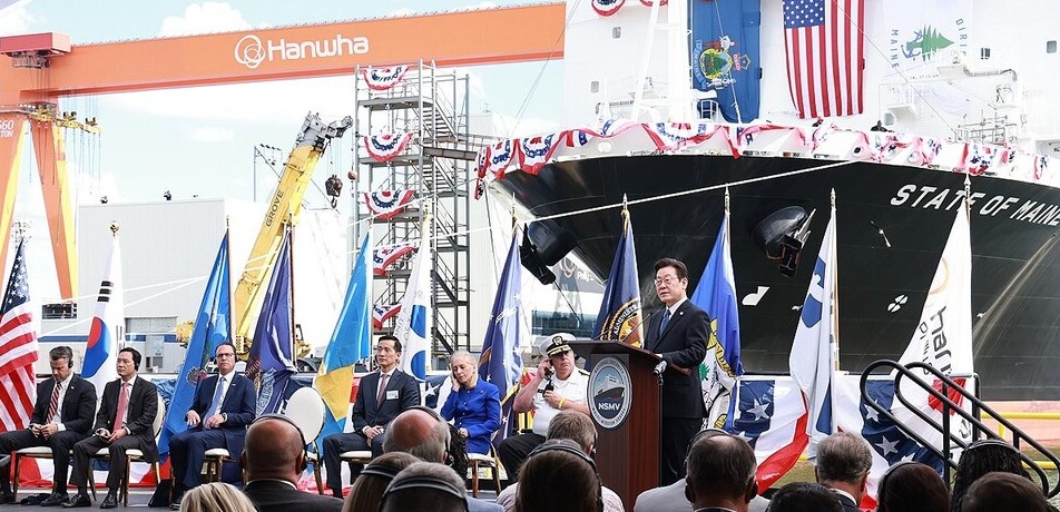 이재명 대통령이 26일(현지시간) 미국 필라델피아의 한화 필리조선소에서 '스테이트 오브 메인'호 명명식 축사를 하고 있다. / 연합뉴스