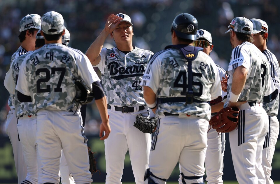프로야구 두산 베어스 선발 투수 곽빈(가운데). /두산 제공