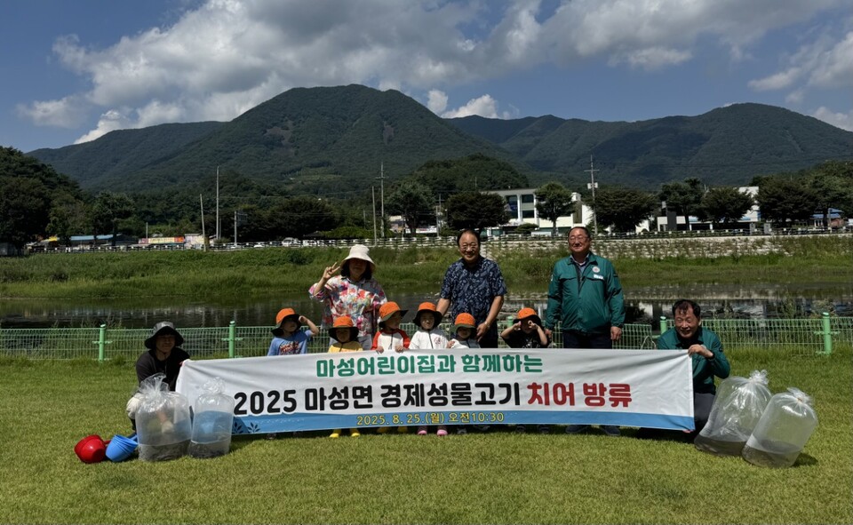 문경시 마성면 어족자원 보호와 생태계 건강성 회복을 위한 치어 방류. 사진= 문경시 제공