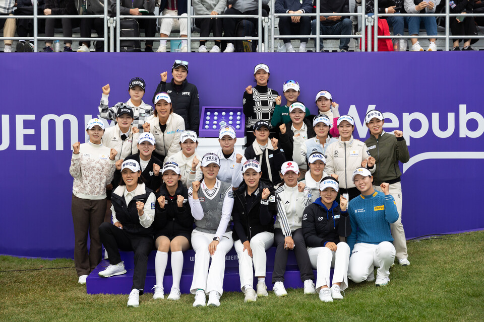 지난해 위믹스 챔피언십에 출전한 24명의 선수들과 ‘더 라스트 볼’ 기념 액자 모습. /위믹스 챔피언십 조직위원회 제공