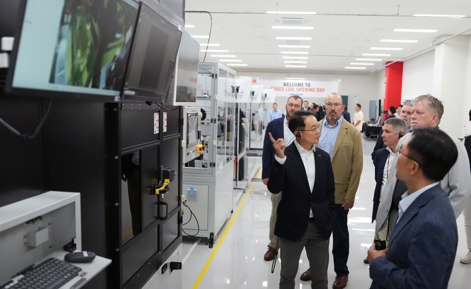 지난 26일 두산밥캣의 배터리 팩 R&D 거점인 이포스 랩(eFORCE LAB) 출범식 행사에 참석한 임직원들이 라인 투어를 하며 연구설비를 둘러보고 있다./두산밥캣