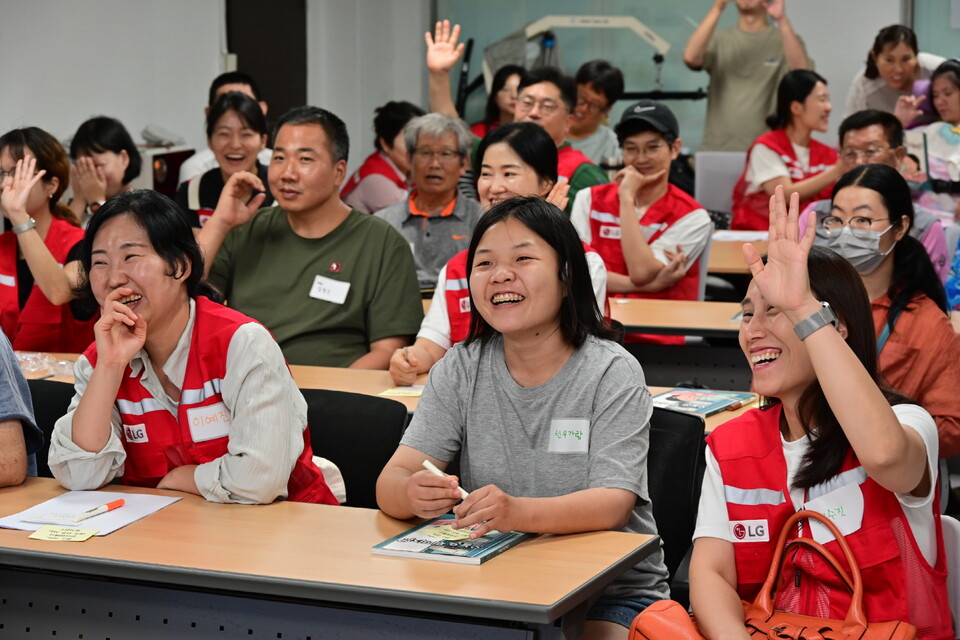 LG전자 임직원들이 26일 서울 영등포장애인자립생활센터를 방문해 쉽고 안전한 가전제품 사용법을 알려주는 '쉬운 가전 프로젝트' 활동을 진행했다./LG전자 
