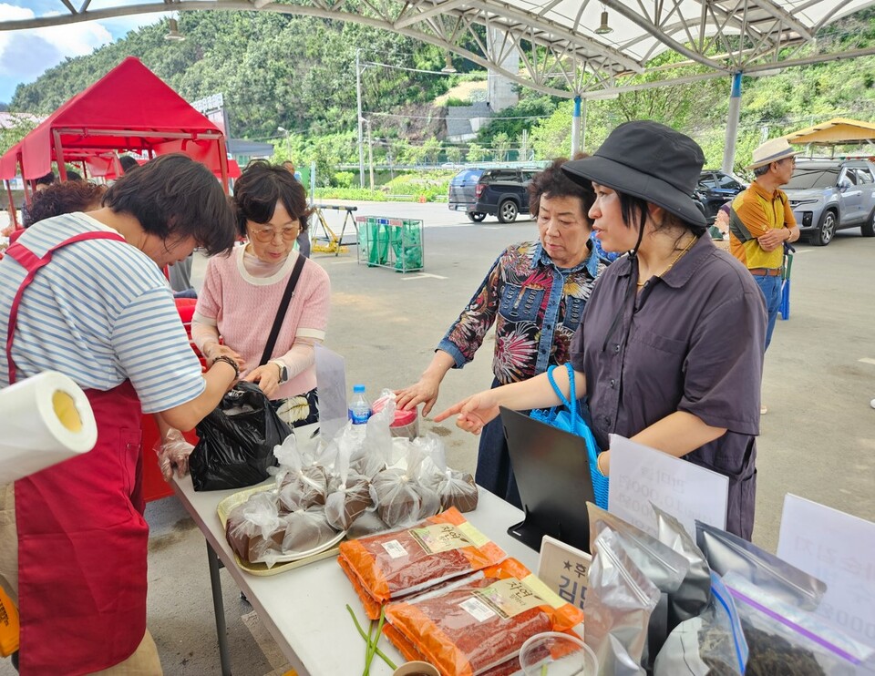  매주 토요일 오전 9시 단촌면 고추시장 아케이드 주말장터 운영. 사진=의성군 제공