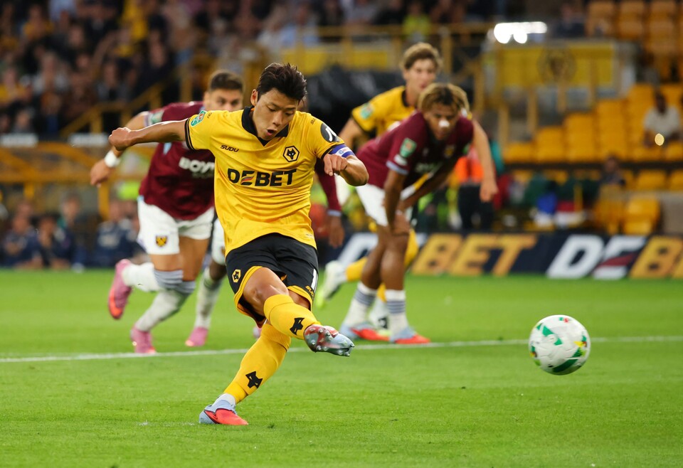 잉글랜드 프리미어리그(EPL) 울버햄프턴에서 활약하는 공격수 황희찬이 주장 완장을 차고 올 시즌 처음 선발 출전했다. /연합뉴스