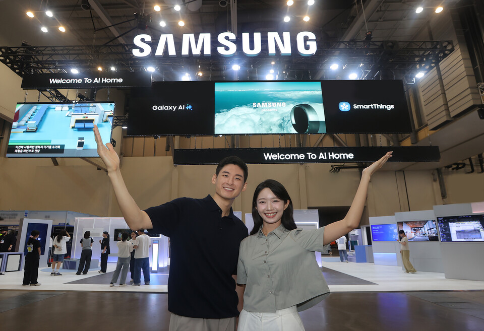 삼성전자 모델이 '기후산업국제박람회(WCE) 2025'가 열리는 부산 벡스코에 위치한 삼성전자 전시관을 소개하고 있다. /삼성전자