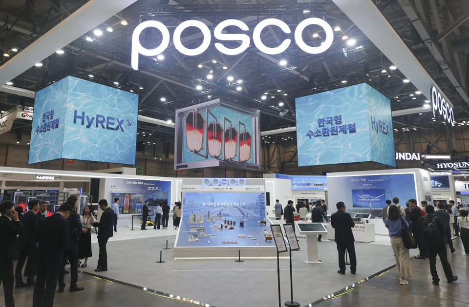 8월 27일 개막한 2025 기후산업국제박람회에서 관람객들이 포스코그룹 통합 전시관을 둘러보고 있다./포스코홀딩스