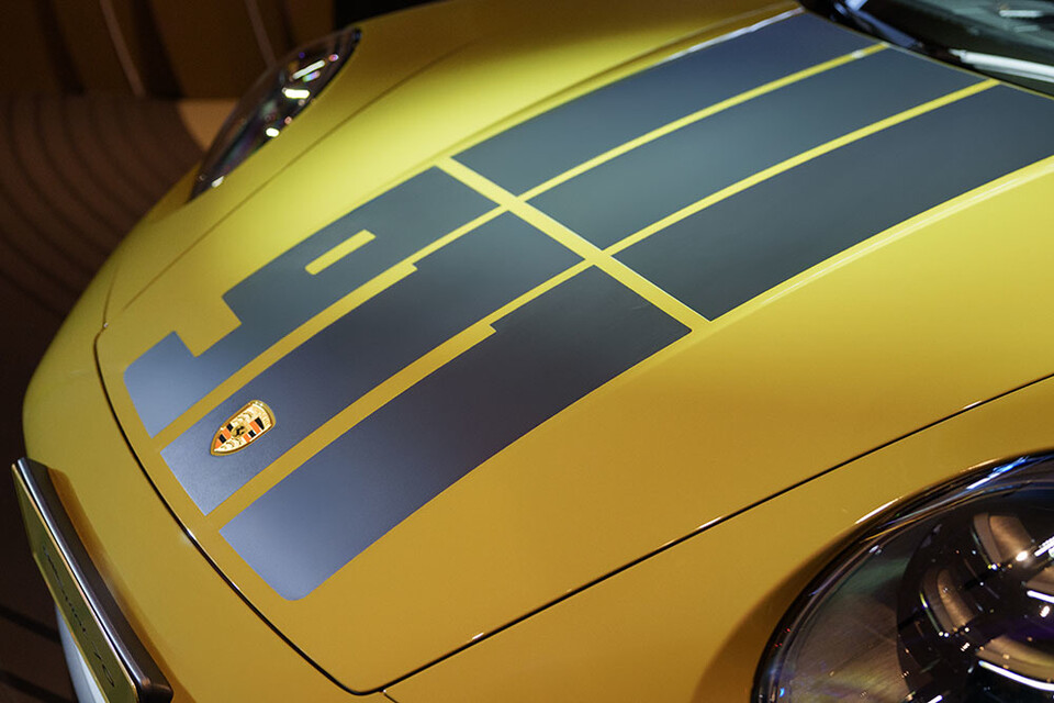 보닛에 새겨진 '911 레터링' 및 세 줄의 '데코 스트라이프'의 모습./ 포르쉐코리아