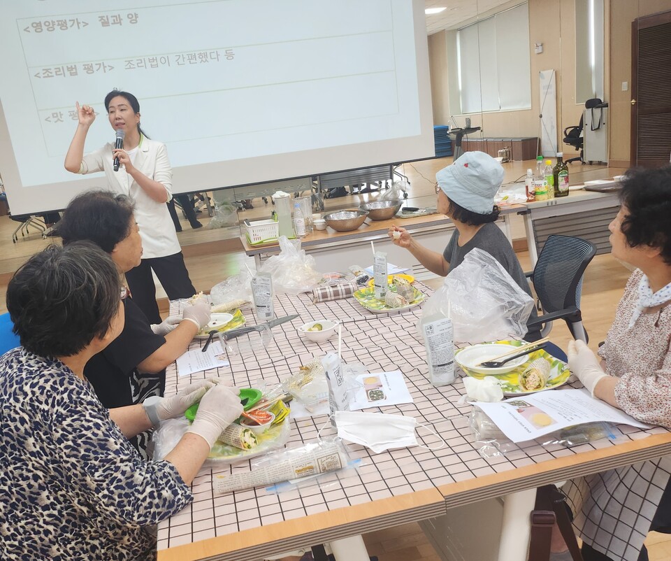 의왕시가 노년층의 올바른 영양정보 활용과 건강한 식습관 형성을 돕기 위해 ‘실버세대를 위한 푸드 리터러시 엄지척 영양교실’을 운영하고 있다./ 의왕시 제공