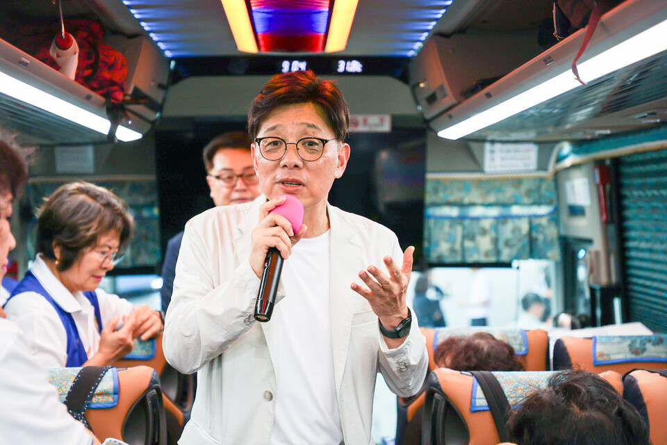 성남시의회(의장 직무대리 안광림 부의장과 의원들)는 26일, 소노벨 천안에서 개최되는 ‘2025 바르게살기운동 활성화 수련대회’에 참가하는 성남시협의회 회원 200여 명을 출발 현장에서 배웅하며 따뜻한 격려와 축하를 전했다./ 성남시의회 제공