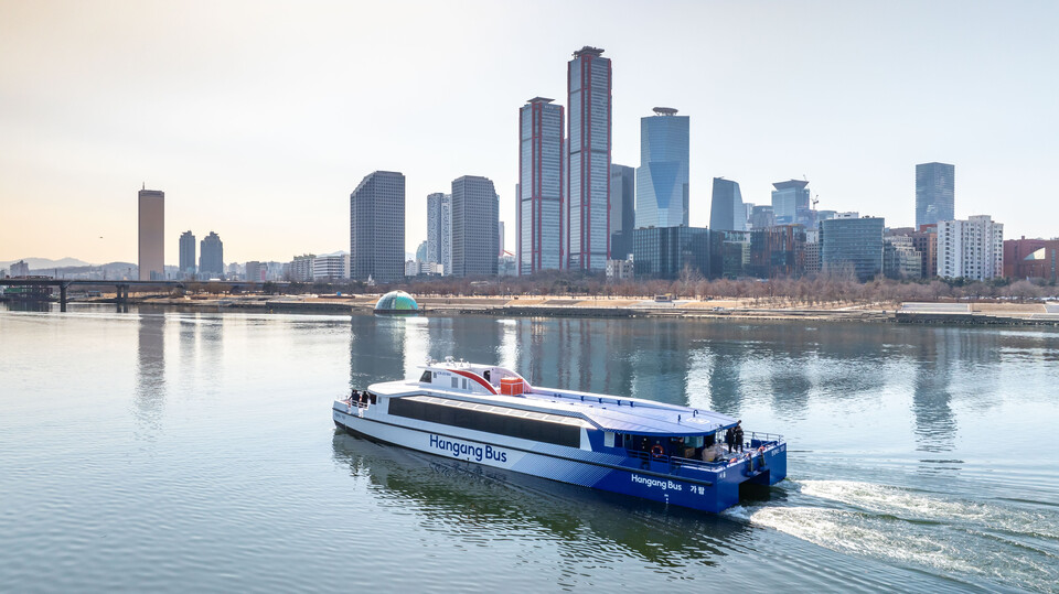 한강버스가 한강을 가로지르고 있다. /서울관광재단 제공