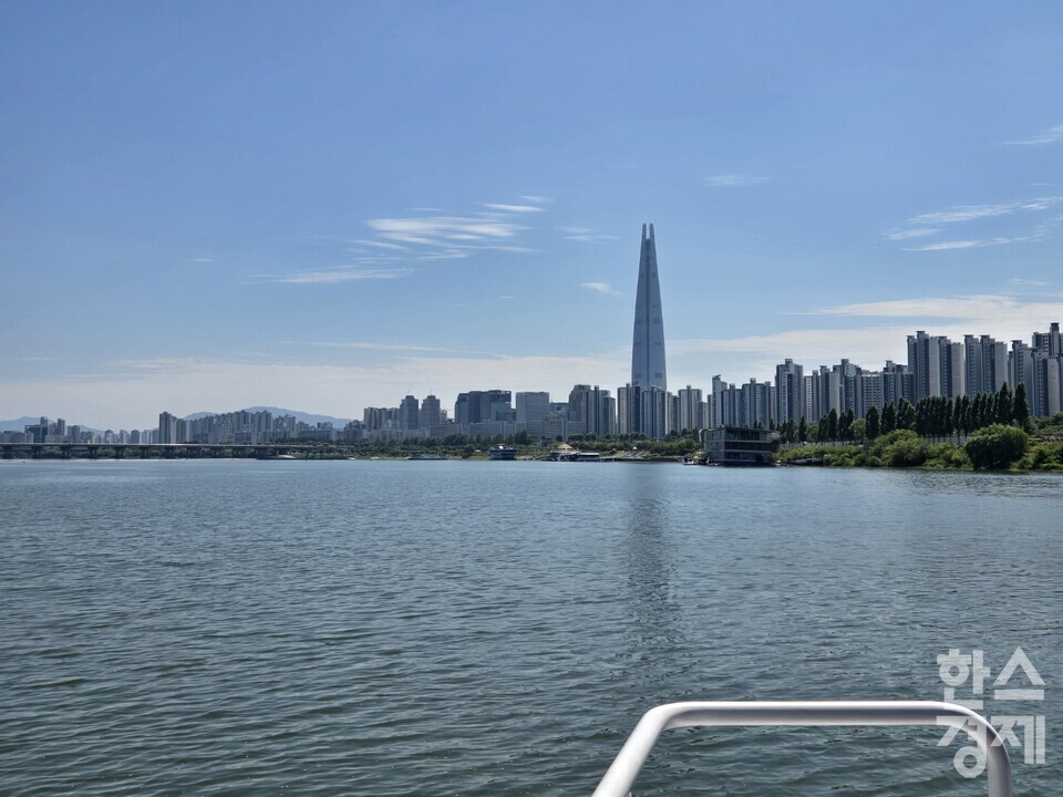 한강버스 야외 갑판에서 본 서울 롯데월드타워 모습. /박종민 기자