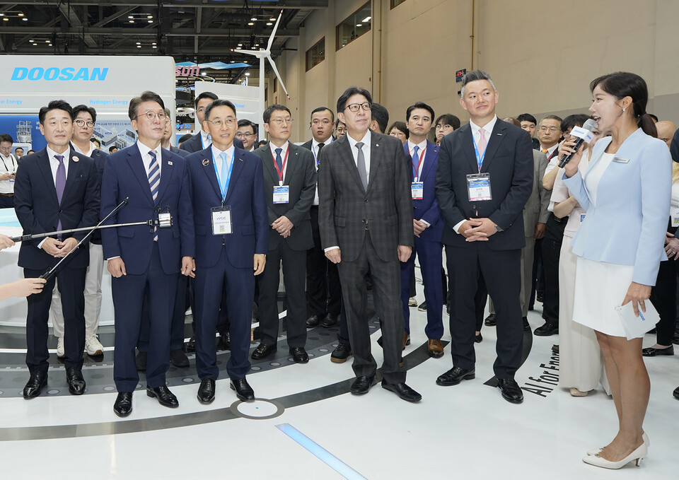 기후산업국제박람회 내 두산 부스에 27일 이호현 산업통상자원부 2차관, 김민석 국무총리, 정연인 두산에너빌리티 부회장, 박형준 부산광역시장(앞줄 왼쪽부터) 등 주요 인사들이 방문해 두산그룹의 에너지 솔루션 기술을 살펴보고 있다./두산
