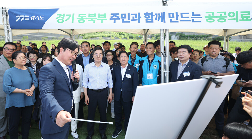 김 지사는 공공의료원 착공 시기를 앞당기기 위한 방안으로 예타 면제 또는 제도 개선과 BTL 사업 신속 추진을 제시하며 “예타 면제 시 약 1년 반, BTL 과정 신속 추진 시 약 1년을 단축할 수 있다. 2030년 착공이 아닌 2028년 착공을 목표로 힘을 모아 달라”고 당부했다./ 경기도 제공