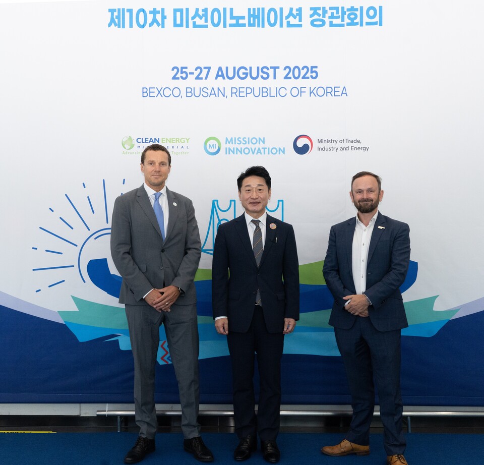 글로벌 재생에너지 연합과 클라이밋 그룹의 RE100 캠페인이 한국 정부에 아시아태평양 지역 재생에너지 선도국이 될 것을 촉구하는 공동 서한을 보냈다. 사진은 (왼쪽부터) 브루스 더글러스 글로벌 재생에너지 연합 CEO, 이호현 산업부 2차관(가운데), 샘 킴민스 기후그룹 에너지 담당 이사가 부산에서 열린 '에너지 슈퍼위크'에 참석한 모습. / 사진=글로벌 재생에너지 연합