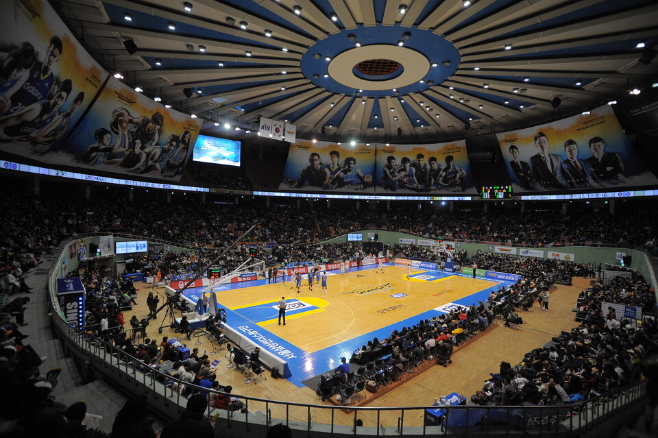 과거 잠실체육관 내부 전경. /KBL 제공