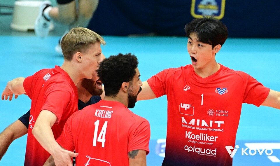 몬차 시절 국내에서 친선 경기를 치른 이우진(오른쪽). /KOVO 제공